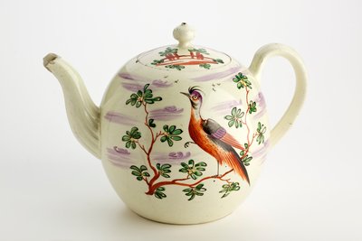 斯塔福德郡茶壶装饰着异国情调的鸟和树木之间的建筑，c。 1765-75（creamware） 作者 英语学校