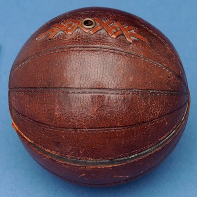 足球（皮革）形状的字符串分配器 作者 英语学校