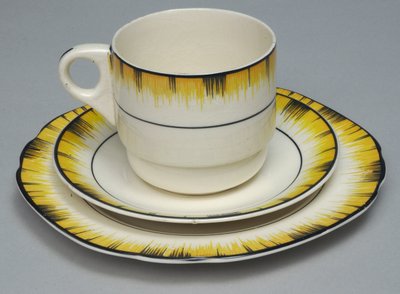 Brexton的茶杯，碟子和盘子，c.1935（陶器） 作者 英语学校