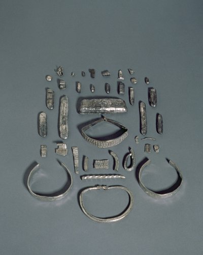 Cuerdale Hoard，Anglo-Saxon和Viking Treasure，位于兰开夏郡普雷斯顿附近的Cuerdale Hall河边的Ribble河堤上，终点公元901-5 AD（银色） 作者 英语学校