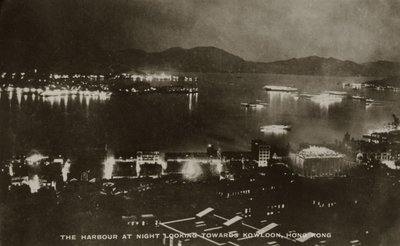 港口在夜间望向香港九龙，从一张与Pte H. Chick服务有关的照片专辑，1940年 作者 英语学校