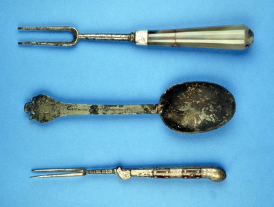两把叉子和一把勺子，17世纪（贱金属和玛瑙） 作者 英语学校