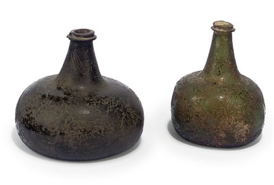 两个绿色的“洋葱”葡萄酒瓶，约1700年 作者 英语学校
