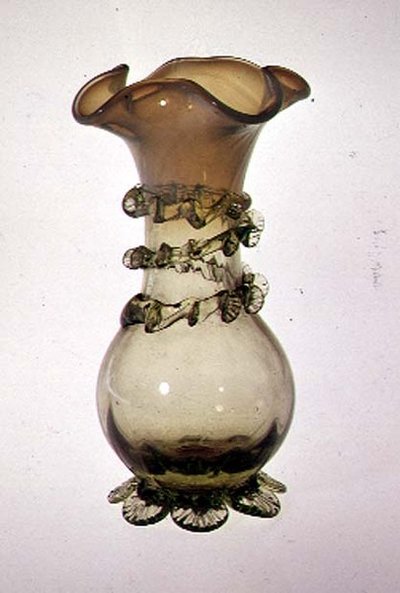 花瓶与应用和钳制的装饰，19世纪末（凡士林玻璃 作者 英语学校