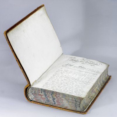 滑铁卢奖章卷，约1815年（纸上笔墨，装在皮制书卷中）。 作者 英语学校