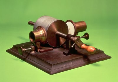 第一部留声机的复制品，由Thomas Alva Edison（1847-1931）于1877年发明（金属）（另见260255） 作者 英语学校英语学校