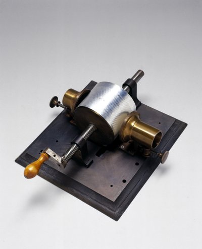 第一部留声机的复制品，由Thomas Alva Edison（1847-1931）于1877年发明（金属）（另见2341） 作者 英语学校英语学校