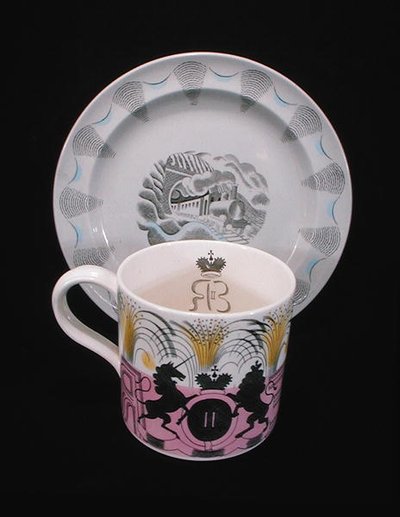 加冕杯和 "旅行 "盘，Wedgwood 作者 埃里克·拉维鲁（Eric Ravilious）