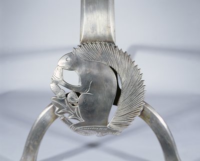 Firedog描绘一只松鼠，c.1905-10（抛光钢）（细节） 作者 欧内斯特·威廉·吉姆森