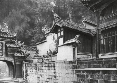 四川宽县奥郎庙，奥郎庙第一前院（黑白照片） 作者 恩斯特·波尔施曼