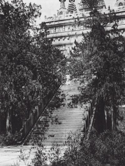 北京，四山，皮云寺，池里，北京附近的西山，通往大理石塔的台阶（黑白照片） 作者 恩斯特·波尔施曼