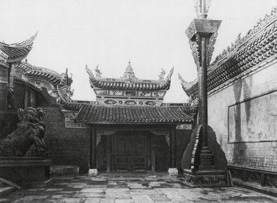 四川梓里，山西会馆，带侧门和旗杆的山西会馆内庭（黑白照片） 作者 恩斯特·波尔施曼