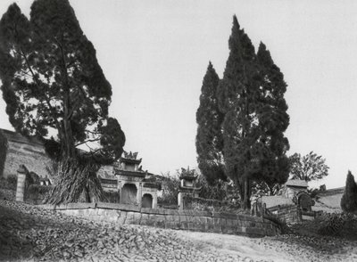 四川万县桥亭山，万县附近桥亭山坡上的坟墓（黑白照片） 作者 恩斯特·波尔施曼