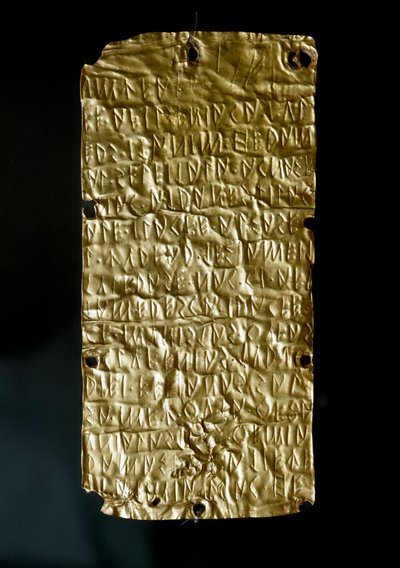 Antiquite etruscan: Pyrgi的金片（板条），刻有伊特鲁里亚语的铭文，献给联合女神。公元前6世纪末至5世纪初。Dim.18.5厘米 罗马，国立朱利亚别墅博物馆 作者 伊特鲁里亚语