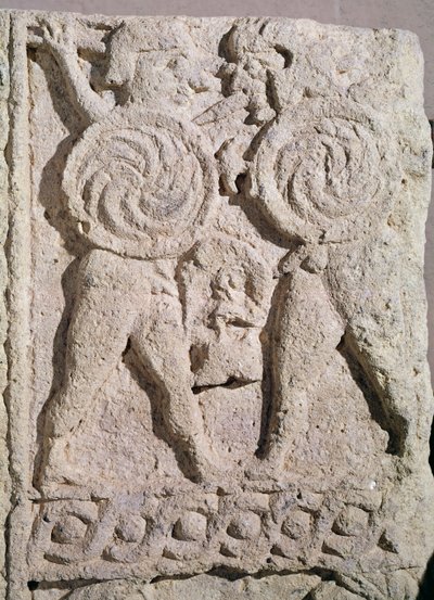 一块墓碑的细节与两个战士石头的 作者 Etruscan