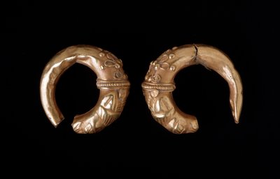 金色耳环，公元前450-400年 作者 伊特鲁里亚语