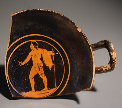 Pteriu Paves的Kylix，一个描绘年轻人的碎片和铭文。红色图案的陶器，来自格罗蒂（托斯卡纳）的3号墓。伊特鲁里亚文明，公元前4世纪。 作者 伊特鲁里亚语