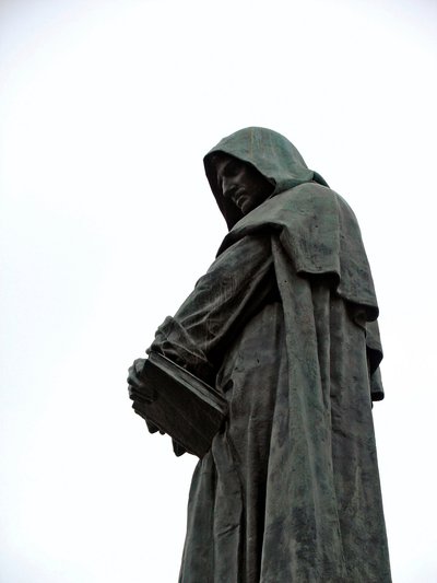 乔尔丹诺-布鲁诺（1548-1600）多米尼加哲学家和兄弟纪念碑。埃托里-法拉利(1845-1929)的雕塑 1889年，罗马的费奥里营地 作者 埃托尔·法拉利（Ettore Ferrari）