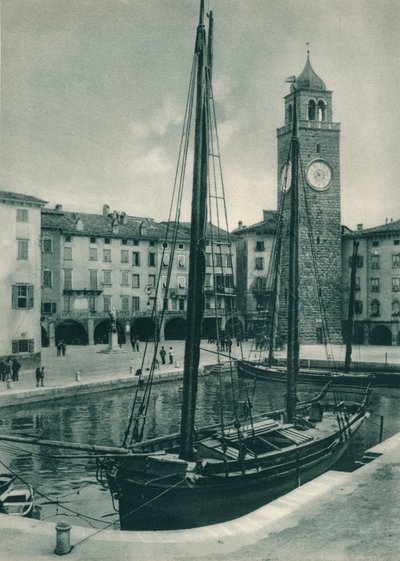 港口和Torre Apponale，意大利里瓦德尔加尔达，1927年 作者 尤金·波普尔