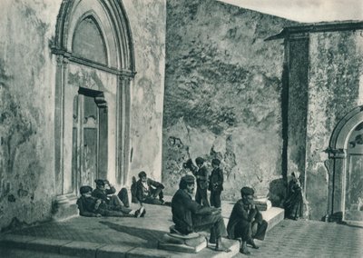 1927年，意大利西西里岛陶尔米纳，在教堂外休息 作者 尤金·波普尔