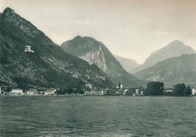 来自意大利加尔达湖的里瓦德尔加尔达（Riva del Garda），1927年 作者 尤金·波普尔