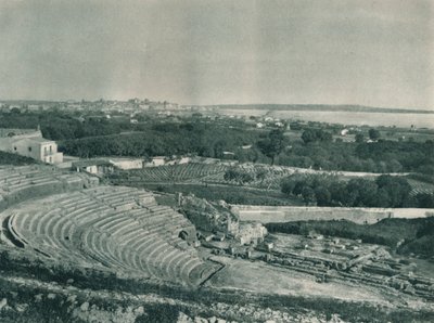 从希腊剧院，锡拉库扎，西西里岛，意大利，镇的景色，1927年 作者 尤金·波普尔