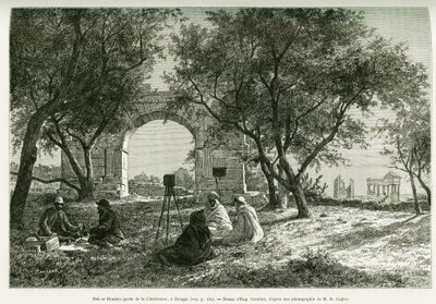 Bab-er-Roumia (Bab er Roumia), gate of the Christian woman, Roman ruins in Dougga, picnic of travelers and their guides, around a camera. Engraving by Eugene Girardet, to illustrate the story Voyage en Tunisie, by R.Cagnat and H.Saladin, charges of an arch 作者 尤金·亚历克西斯·吉拉德（Eugene Alexis Girardet）