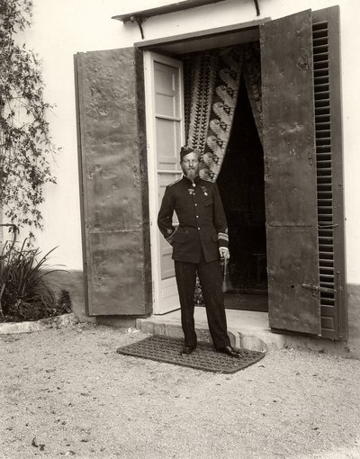 一个人的画象制服的在农场Lo Zucco，西西里岛，1900年 作者 Eugenio Interguglielmi