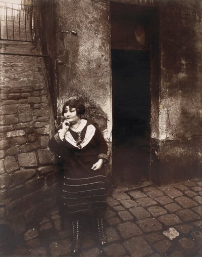 La Villette。 Rue Asselin，妓女在门前等着 作者 欧仁·阿格特