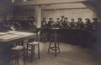 美术课上的女学生（黑白照片） 作者 欧洲摄影师