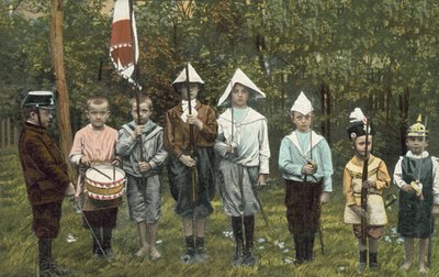 一群男孩在玩士兵游戏(照片) 作者 欧洲摄影师