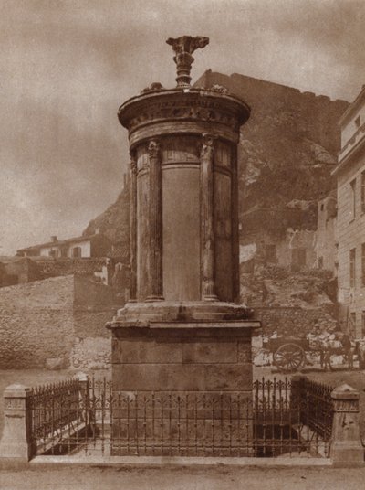 酒神狄奥尼索斯纪念碑，公元前335-34年由利西克拉底在雅典建立，以庆祝其团队在戏剧比赛中的胜利（黑白照片）。 作者 European Photographer