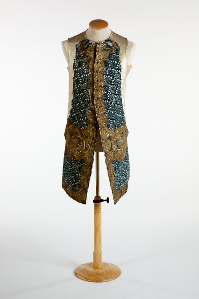 背心饰有金色金属丝，蓝色雪尼尔和亮片，c.1750-70（丝绸） 作者 欧洲学校