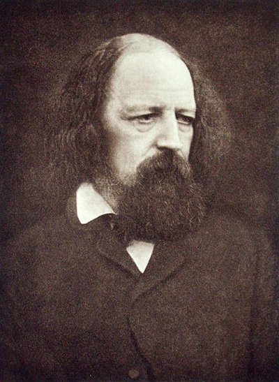 阿尔弗雷德-丁尼生勋爵（1809-92）的肖像，约1889-91（黑白照片）。 作者 伊芙琳·迈尔斯