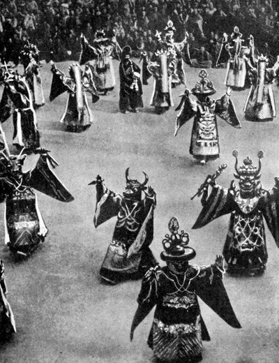 蒙面舞者，西藏，1936年。 作者 尤因加洛韦