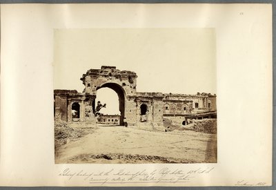 Gateway leading into the Residency, Lucknow 作者 菲利斯·比托（Felice Beato）