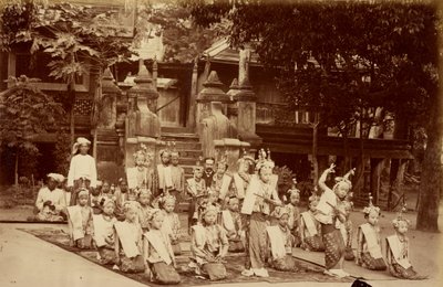 缅甸小人国在曼德勒 F.A. Victor 面前跳舞 作者 菲利斯·比托（Felice Beato）