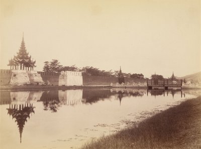 东城墙与护城河和桥梁，曼德勒 作者 菲利斯·比托（Felice Beato）