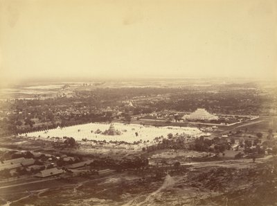 从曼德勒山（Mandalay Hill）看到的曼德勒（Mandalay）全景，显示了450个宝塔和无与伦比的宝塔 作者 菲利斯·比托（Felice Beato）