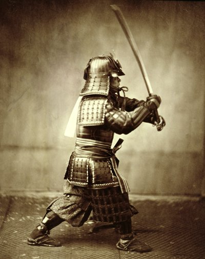 拿着高高举起的剑的武士，约1860年 作者 菲利斯·比托（Felice Beato）