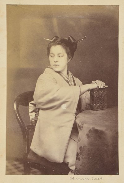 [坐着的日本妇女在桌边拿着一本画册] 作者 雷蒙德·冯·斯蒂夫男爵