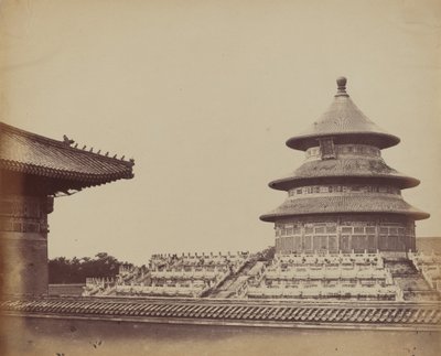 从焚烧祭司的地方看天坛，在中国城市...1860年10月。 作者 菲利斯·比托（Felice Beato）