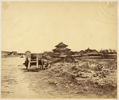 [1860年10月14日占领的北京城墙顶部，显示中国火炮对准我军炮台] 作者 菲利斯·比托（Felice Beato）