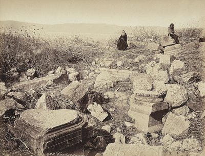 一个和尚和一个拿着枪姿势的男人，坐在一些废墟上，靠近 Capharnaum 作者 菲利克斯邦菲尔斯