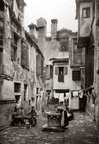 1880年威尼斯建筑群环绕的庭院 作者 费迪南多·翁加尼亚