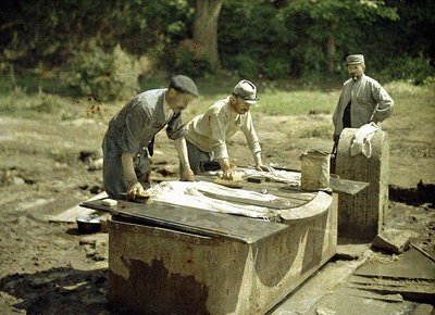 三名法国士兵在一口井洗衣服，Soissons，Aisne，法国，1917年（自然色） 作者 费尔南德·库维尔