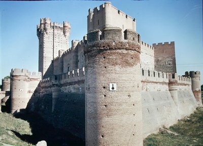 卡斯蒂略德拉莫塔的视图，在1440年为胡安二世建造 作者 费尔南多·德·卡雷诺