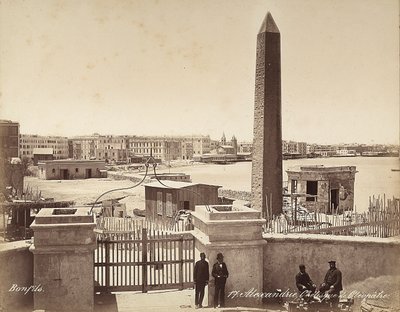 埃及亚历山大：克利奥帕特拉的方尖碑，四名男子合影留念 作者 Félix Bonfils