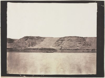 与摄影师Dahabieh一起雕刻在基岩中的纪念碑的全景。阿布辛贝（Abu Simbel），1851-1852年。 作者 费利克斯·泰纳德