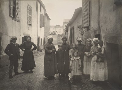 [奥弗涅村街上的成人和儿童群体]，约1910年。 作者 菲利克斯·蒂奥利尔